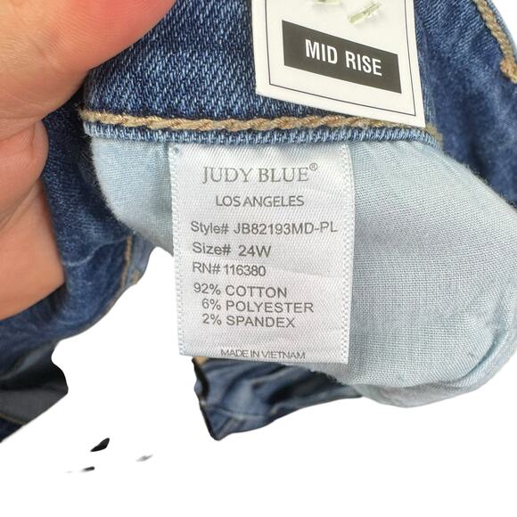 Judy Blue NWT 24W Boyfriend Fit Mid Rise Medium Wash Cropped Distressed Jeans - Picture 9 of 10